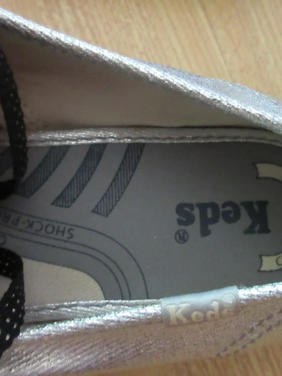 Women's KEDS Cushioned Heel Shock-Proof Arch Lace Up Metallic Silver Size 9 - Picture 3 of 3